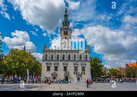 Chelmno, Polonia, 11 agosto 2024: Municipio bianco nella città polacca di Chelmno. IMMAGINE Foto Stock