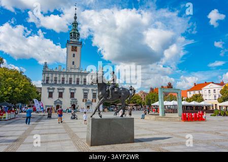Chelmno, Polonia, 11 agosto 2024: Municipio bianco nella città polacca di Chelmno. IMMAGINE Foto Stock