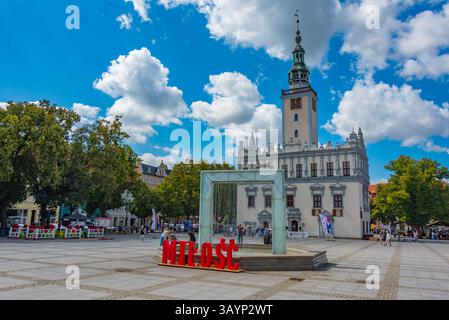 Chelmno, Polonia, 11 agosto 2024: Municipio bianco nella città polacca di Chelmno. IMMAGINE Foto Stock