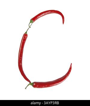 C lettera fatta con peperoncino isolato su sfondo bianco Foto Stock