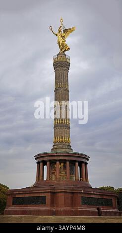 Statua d'angelo di Berlino dorata sulla colonna di Tiergarten, Germania, Europa Foto Stock