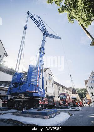 Calw, Baden-Wuerttemberg, Germania, Una gru su un cantiere in città solleva carichi in aria, in Europa Foto Stock