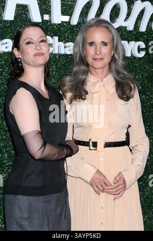Los Angeles, Stati Uniti. 22 aprile 2025. Nella foto, da sinistra a destra, Chyler Leigh, Andie MacDowell all'evento FYC 'The Way Home' di Hallmark Channel, stagione 3 Screening & Emmys. Crediti: Kathy Hutchins / Alamy Live News Foto Stock