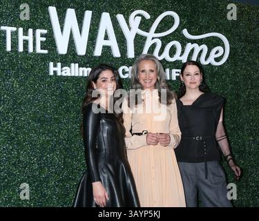 Los Angeles, Stati Uniti. 22 aprile 2025. Nella foto, da sinistra a destra, Sadie Laflamme-Snow, Andie MacDowell, Chyler Leigh all'evento FYC "The Way Home" di Hallmark Channel, stagione 3. Crediti: Kathy Hutchins / Alamy Live News Foto Stock