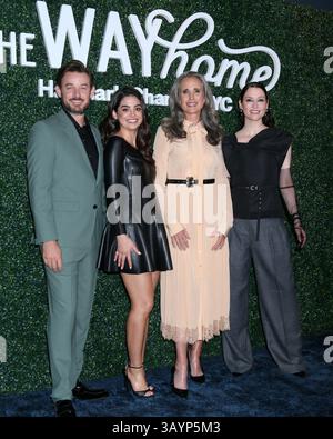 Los Angeles, Stati Uniti. 22 aprile 2025. Nella foto, da sinistra a destra, Evan Williams, Sadie Laflamme-Snow, Andie MacDowell, Chyler Leigh alla proiezione "The Way Home" di Hallmark Channel, stagione 3, ed Emmys FYC Event. Crediti: Kathy Hutchins / Alamy Live News Foto Stock