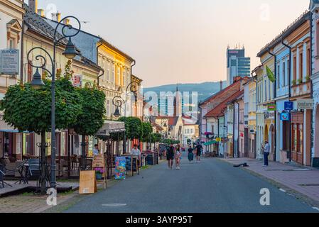 Banska Bystrica, Slovacchia, 16 luglio 2024: Vista al tramonto di Dolna Street a Banska Bystrica, Slovacchia. IMMAGINE Foto Stock