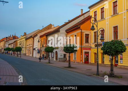 Banska Bystrica, Slovacchia, 16 luglio 2024: Vista al tramonto di Dolna Street a Banska Bystrica, Slovacchia. IMMAGINE Foto Stock