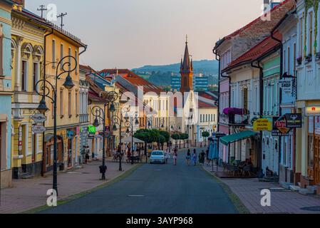 Banska Bystrica, Slovacchia, 16 luglio 2024: Vista al tramonto di Dolna Street a Banska Bystrica, Slovacchia. IMMAGINE Foto Stock