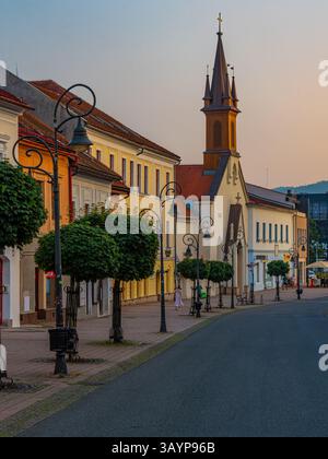 Banska Bystrica, Slovacchia, 16 luglio 2024: Vista al tramonto di Dolna Street a Banska Bystrica, Slovacchia. IMMAGINE Foto Stock