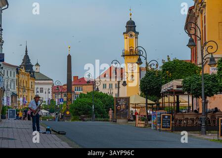 Banska Bystrica, Slovacchia, 16 luglio 2024: Vista al tramonto di Dolna Street a Banska Bystrica, Slovacchia. IMMAGINE Foto Stock