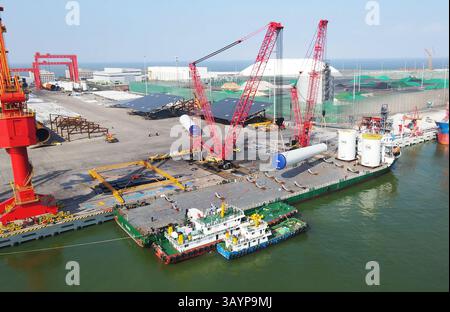 Spedizione di torri di turbine eoliche offshore e sollevamento pesante presso il porto - Renewable Energy Logistics Foto Stock