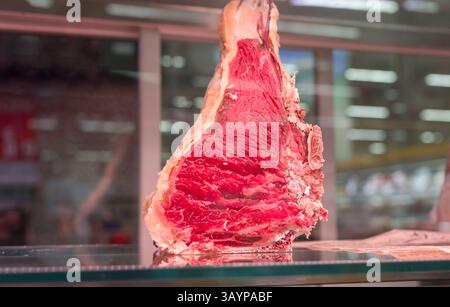 Un grosso pezzo di carne su un espositore Foto Stock