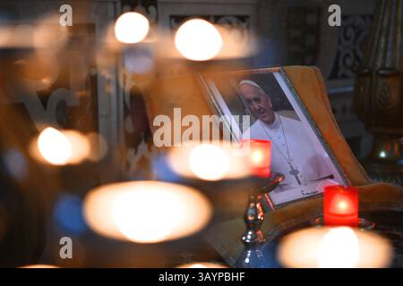 ITA: Papa Francesco muore a Pasqua i fedeli pregano per Papa Francesco nella Cattedrale di Santa Maria Assunta e Santa Cecilia a seguito dell'annuncio della morte di Papa Francesco, leader della Chiesa cattolica romana, il 21 aprile 2025 a Cagliari, in Sardegna. Il Vaticano ha annunciato che Papa Francesco, 88 anni, è morto lunedì alle 07:35 ora locale 05:35 GMT e il Vescovo di Roma, Francesco, è tornato nella casa del padre. Alex Nicodim / immagini Imago Copyright: XAlexxNicodimx Foto Stock