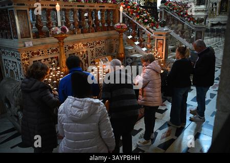 ITA: Papa Francesco muore a Pasqua i fedeli pregano per Papa Francesco nella Cattedrale di Santa Maria Assunta e Santa Cecilia a seguito dell'annuncio della morte di Papa Francesco, leader della Chiesa cattolica romana, il 21 aprile 2025 a Cagliari, in Sardegna. Il Vaticano ha annunciato che Papa Francesco, 88 anni, è morto lunedì alle 07:35 ora locale 05:35 GMT e il Vescovo di Roma, Francesco, è tornato nella casa del padre. Alex Nicodim / immagini Imago Copyright: XAlexxNicodimx Foto Stock