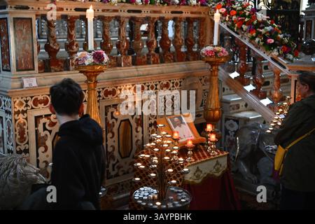 ITA: Papa Francesco muore a Pasqua i fedeli pregano per Papa Francesco nella Cattedrale di Santa Maria Assunta e Santa Cecilia a seguito dell'annuncio della morte di Papa Francesco, leader della Chiesa cattolica romana, il 21 aprile 2025 a Cagliari, in Sardegna. Il Vaticano ha annunciato che Papa Francesco, 88 anni, è morto lunedì alle 07:35 ora locale 05:35 GMT e il Vescovo di Roma, Francesco, è tornato nella casa del padre. Alex Nicodim / immagini Imago Copyright: XAlexxNicodimx Foto Stock