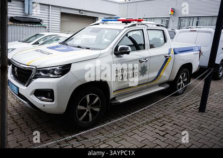 Chmelnytskyi, Ucraina - 16 aprile 2025: Pattuglia ufficiale Peugeot Landtrek veicolo con luci di emergenza e marcature, stazionata in un lotto di struttura. Foto Stock
