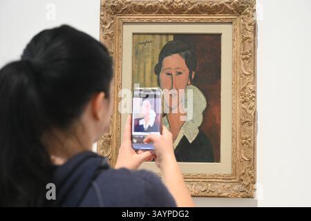 Roma, Italia - 1 novembre 2024: Visitatori nei pressi del dipinto di Amedeo Modigliani nella Galleria Nazionale d'Arte moderna e Contemporanea (la Galleria Nazionale Foto Stock