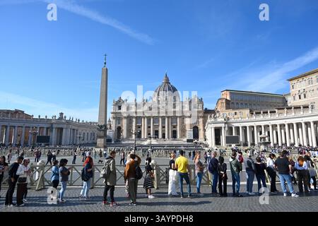 Città del Vaticano - 5 novembre 2024: I turisti sono in fila per la Basilica di San Pietro in Piazza San Pietro in Vaticano. Foto Stock
