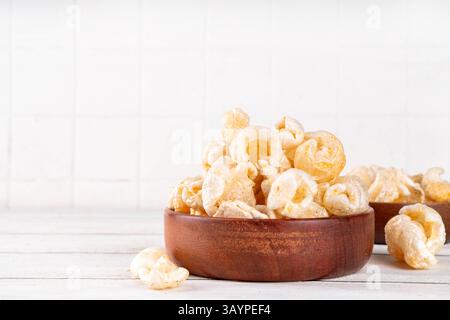 Cracklings o skwarki, snack fragrante e croccante a base di pelle di maiale fritta con spezie. scra salato tradizionale britannico, scozzese, dell'Europa orientale Foto Stock