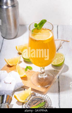 Cocktail alla moda ispirato al tè con miscele verdi, oolong, nere, chai e altre miscele di tè. Tè frizzante soda, bevande estive fredde con sciroppo, limone, lime Foto Stock