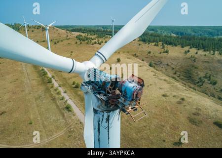 Ripresa aerea di turbine eoliche con danni da incendio in un paesaggio rurale durante il giorno Foto Stock