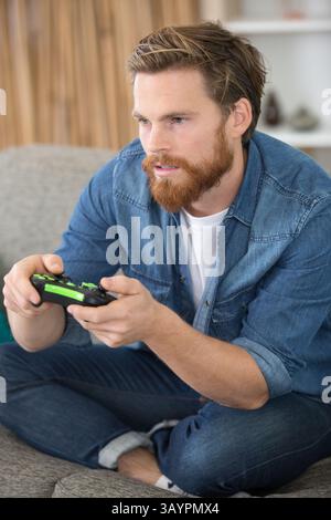 Giovane uomo per giocare con i videogiochi Foto Stock