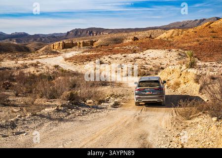 Veicolo su River Road, Mariscal Mountain in lontananza, vicino alla miniera di Mariscal, al deserto di Chihuahuan, al Big Bend National Park, Texas, Stati Uniti Foto Stock