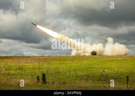 Un US Marine Corps High Mobility Artillery Rocket System con 2d Battalion, 10th Marine Regiment, 2d Marine Division spara un razzo su un ra a fuoco vivo Foto Stock