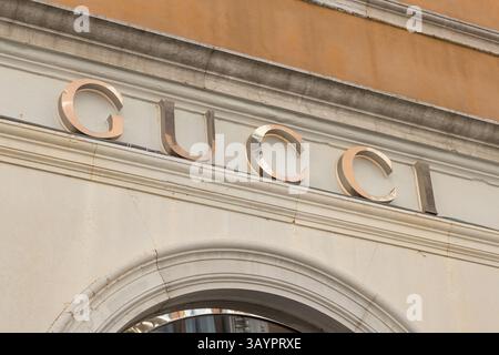 Venezia, Italia - 20 aprile 2025: Logo boutique Gucci sulla facciata dell'edificio storico di Venezia Foto Stock