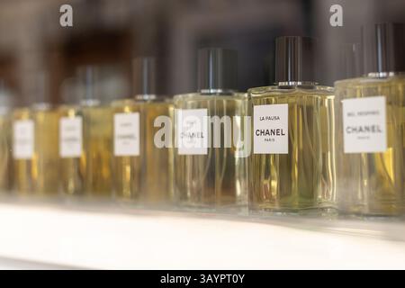 Venezia, Italia - 20 aprile 2025: Bottiglie di profumo Chanel Paris esposte nella lussuosa vetrina di Venezia Foto Stock