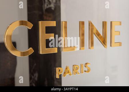 Venezia, Italia - 20 aprile 2025: Logo CELINE Paris su superficie vetrata di boutique di lusso a Venezia Foto Stock