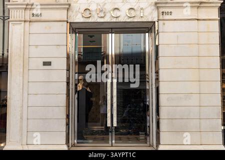 Venezia, Italia - 20 aprile 2025: Ingresso alla boutique Gucci con logo sopra le porte in vetro a specchio Foto Stock