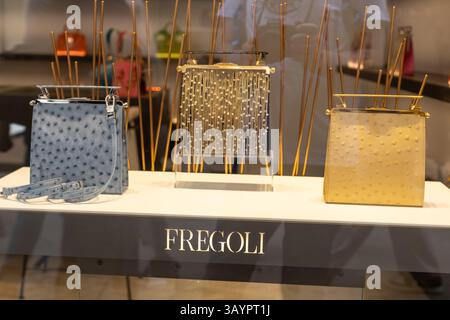 Venezia, Italia - 20 aprile 2025: Borse di lusso Fregoli in mostra in vetrina a Venezia Foto Stock