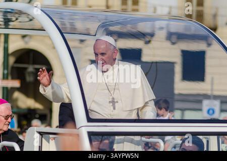 Papa Francesco, con il suo sorriso e modi semplici e umili. il suo pontificato ha ispirato milioni di persone in tutto il mondo e benedice le persone. Foto Stock