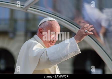 Anello di Papa Francesco, con il suo sorriso e modi semplici e umili. il suo pontificato ha ispirato milioni di persone in tutto il mondo e benedice le persone. Foto Stock