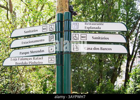 Caldas da Rainha, Portogallo - 17 aprile 2025: Cartello con le indicazioni per le strutture di Caldas da Rainha, immerso nel verde Foto Stock