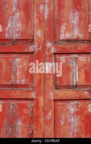 sfondo in legno invecchiato di colore rosso di una porta. Trama. Foto Stock