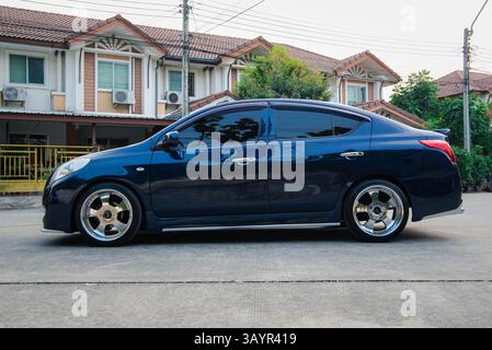 Bangkok, Thailandia - 12 gennaio 2020: Nissan Almera, una berlina ECO in Thailandia, è stata pubblicata su una delle riviste thailandesi per promuovere quell'ECO CA Foto Stock