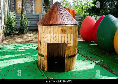 Capanna in legno con decorazioni vivaci in un pittoresco parco di Caldas da Rainha Foto Stock