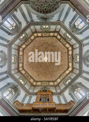 PISTOIA, ITALIA - 16 MARZO 2025: La cupola di pietra Basilica della Madonna dell'Umiltà - Madonna dell'umiltà - costruita da Giorgio Vasari Foto Stock