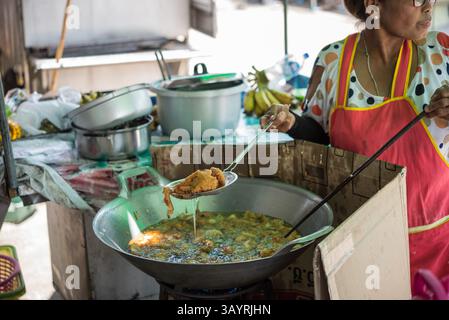 Bangkok, Tailandia - 23 luglio 2017: Chef non identificato che cucinano un dessert thailandese con palle di samo (Kanom Kai Hong) in vendita al mercato thailandese di Street food Foto Stock