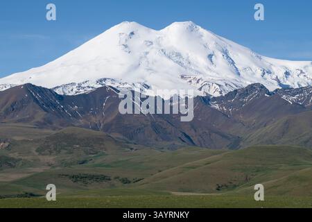 Primo piano del monte Elbrus in una giornata di giugno soleggiata. Kabardino-Balkaria, Russia Foto Stock