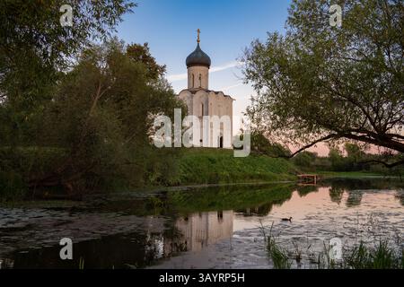 Paesaggio serale di settembre con la Chiesa medievale dell'Intercessione sul Nerl. Bogolyubovo, regione di Vladimir. Russia Foto Stock
