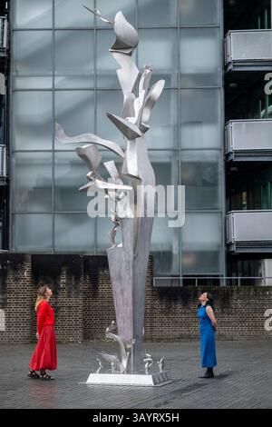 Londra, Regno Unito. 23 aprile 2025. «Steel Garden», 2013, in anteprima di «Metamorphosis – A Retrospective», la prima retrospettiva postumo del defunto artista nato a Chicago Richard Hunt (1935-2023), uno dei più importanti scultori americani del XX e XXI secolo. La mostra si svolge dal 25 aprile al 29 giugno 2025 al White Cube Bermondsey. Crediti: Stephen Chung / Alamy Live News Foto Stock