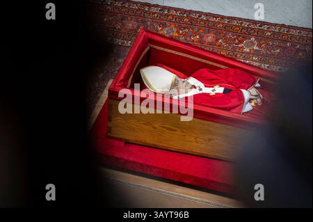 Italia, Roma, città del Vaticano, 23 aprile 2025: Cerimonia del trasferimento del corpo di Papa Francesco nella Basilica di San Pietro, la bara entra nella basilica tra gli applausi dei fedeli. La bara con il corpo di Papa Francesco rimarrà nella Basilica Papale fino a venerdì 25 aprile per consentire ai fedeli di rendere i loro ultimi rispetti. Foto © Stefano Carofei/sintesi/Alamy Live News Foto Stock