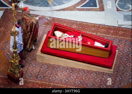 Italia, Roma, città del Vaticano, 23 aprile 2025: Cerimonia del trasferimento del corpo di Papa Francesco nella Basilica di San Pietro, la bara entra nella basilica tra gli applausi dei fedeli. La bara con il corpo di Papa Francesco rimarrà nella Basilica Papale fino a venerdì 25 aprile per consentire ai fedeli di rendere i loro ultimi rispetti. Foto © Stefano Carofei/sintesi/Alamy Live News Foto Stock