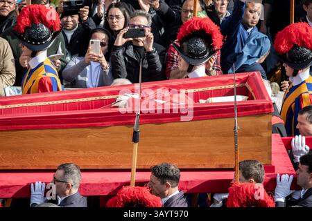 Italia, Roma, città del Vaticano, 23 aprile 2025: Cerimonia del trasferimento del corpo di Papa Francesco nella Basilica di San Pietro, la bara entra nella basilica tra gli applausi dei fedeli. La bara con il corpo di Papa Francesco rimarrà nella Basilica Papale fino a venerdì 25 aprile per consentire ai fedeli di rendere i loro ultimi rispetti. Foto © Stefano Carofei/sintesi/Alamy Live News Foto Stock