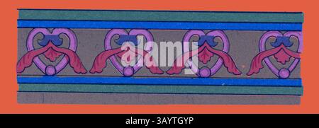 Un bordo decorativo caratterizzato da un motivo ripetuto di cuori e vortici eleganti in vivaci sfumature di viola e blu, a contrasto con uno sfondo silenzioso. Mediæval decorazione classica con un tocco moderno reinventata da Artotop Foto Stock