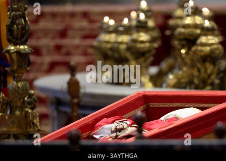 Vatikanstadt, Vaticano. 23 aprile 2025. Il corpo del defunto Papa Francesco sarà esposto in una bara aperta nella Basilica di San Pietro, dove il defunto pontefice rimarrà in stato per tre giorni. Crediti: Christoph Reichwein/dpa/Alamy Live News Foto Stock