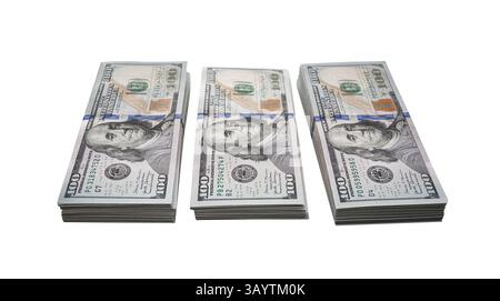 Tre fasci di banconote da cento dollari impilati ordinatamente sono disposti su sfondo bianco Foto Stock